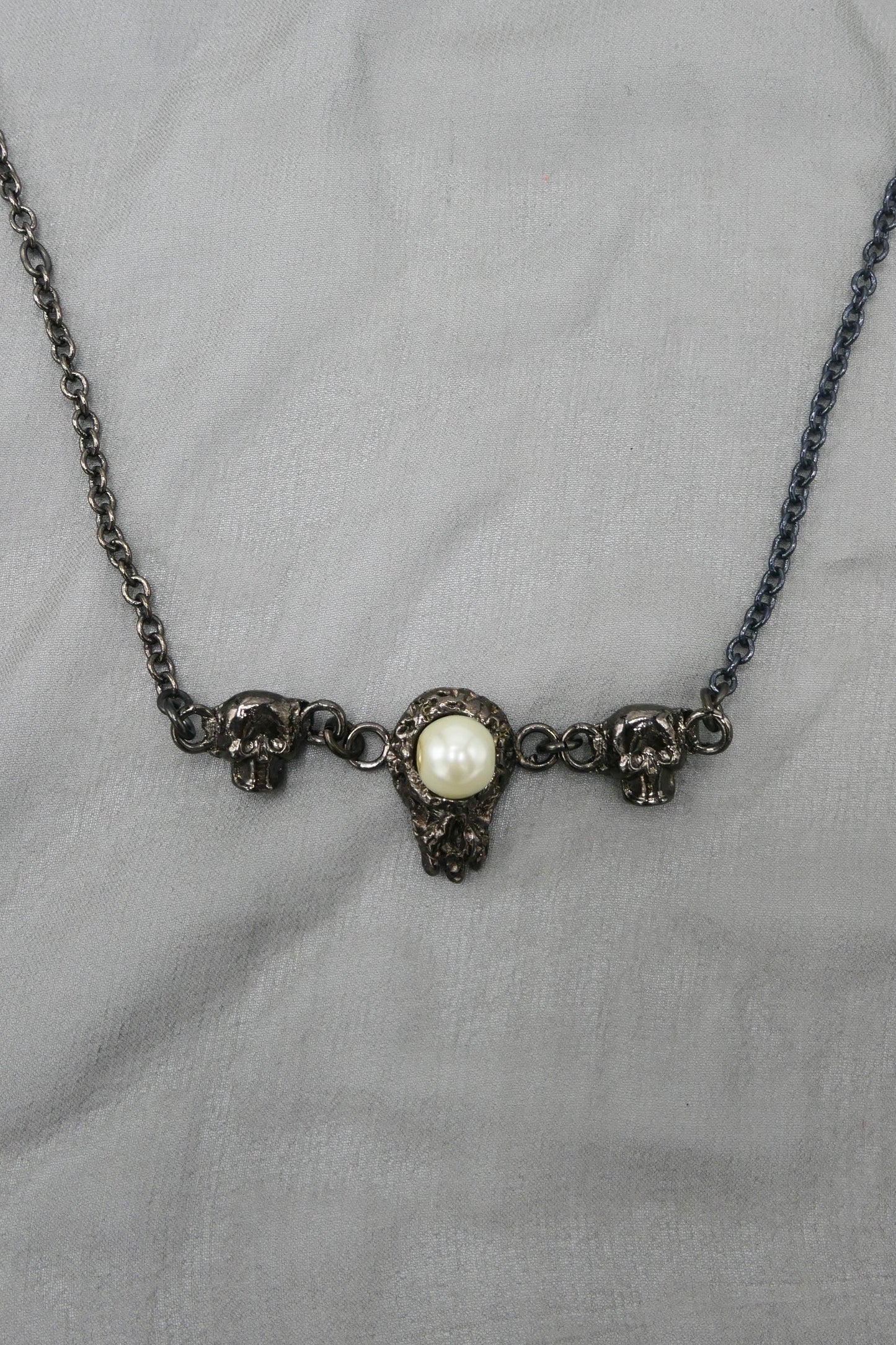 THE MOLTEN SKULL AND PEARL NECKLACE (GUNMETAL)