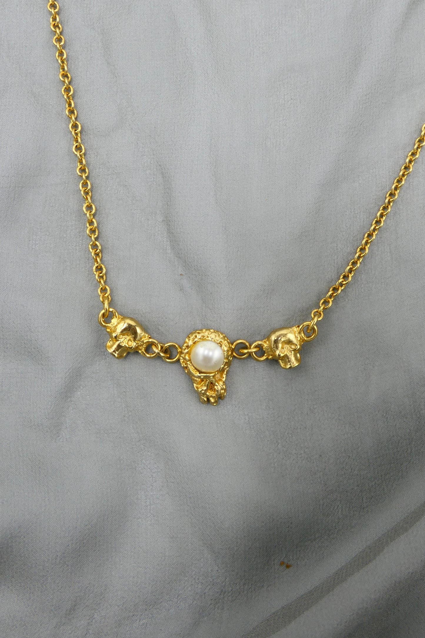 THE MOLTEN SKULL AND PEARL NECKLACE (GOLD)