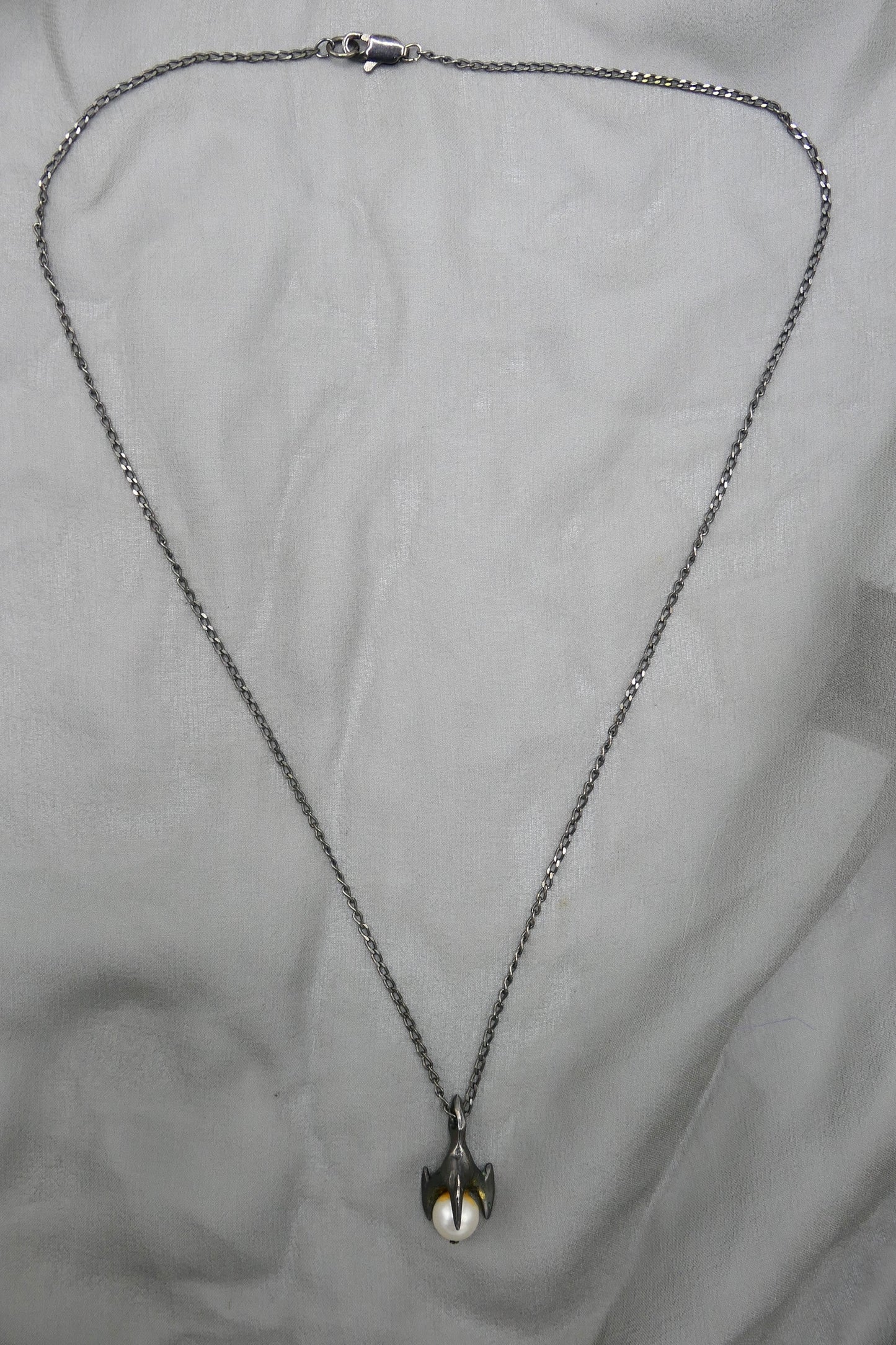 THE CLAW & PEARL NECKLACE (GUNMETAL)