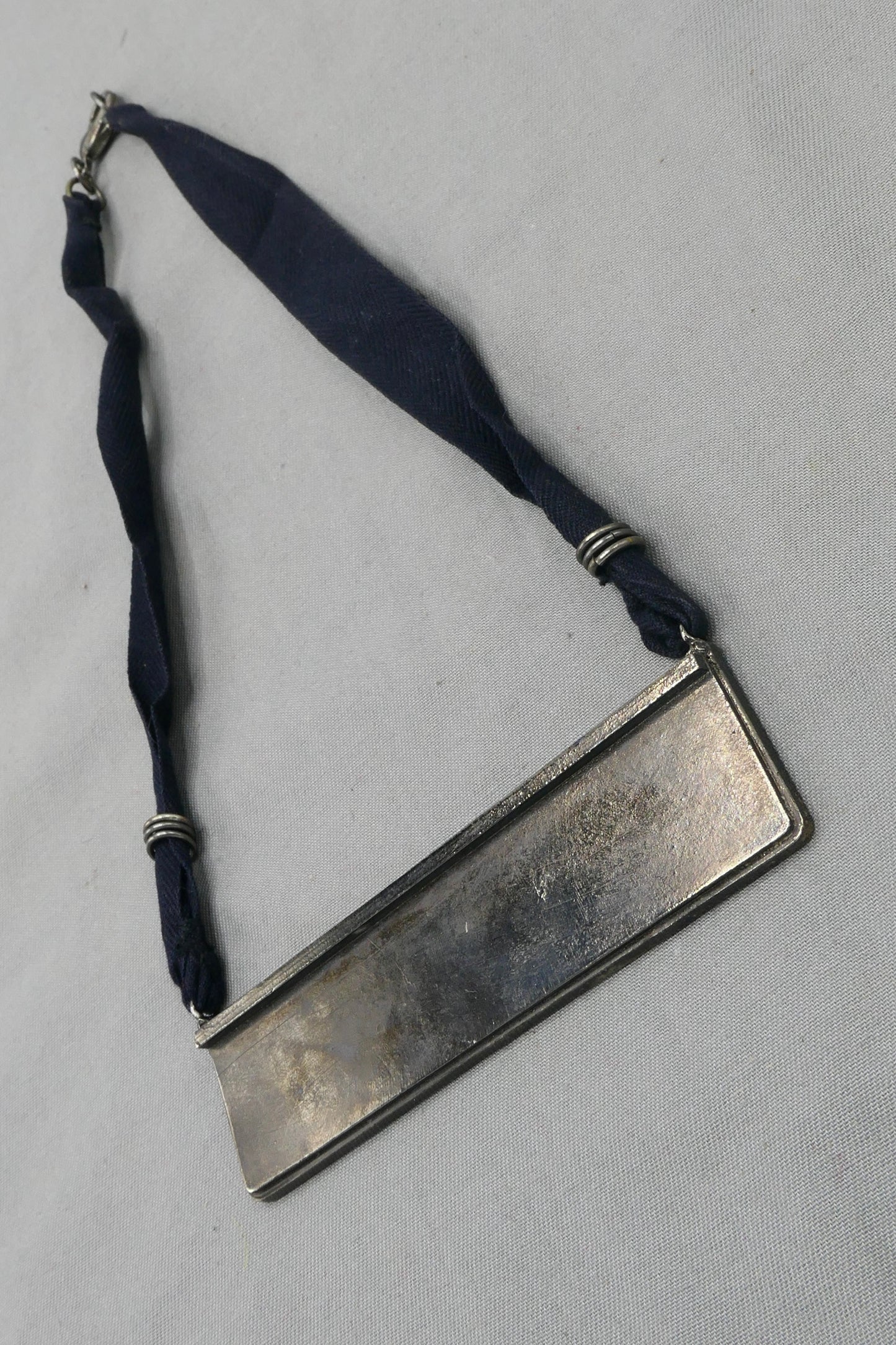 MONOLITH RIBBON NECKLACE
