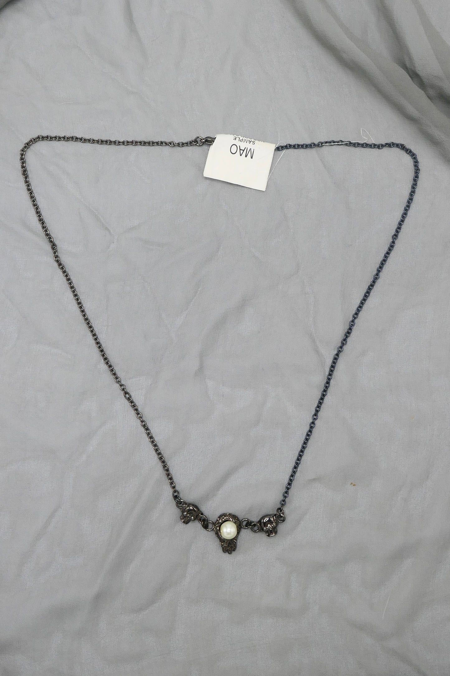 THE MOLTEN SKULL AND PEARL NECKLACE (GUNMETAL)