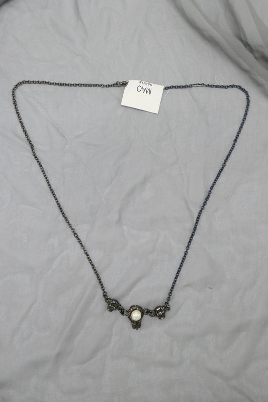 THE MOLTEN SKULL AND PEARL NECKLACE (GUNMETAL)
