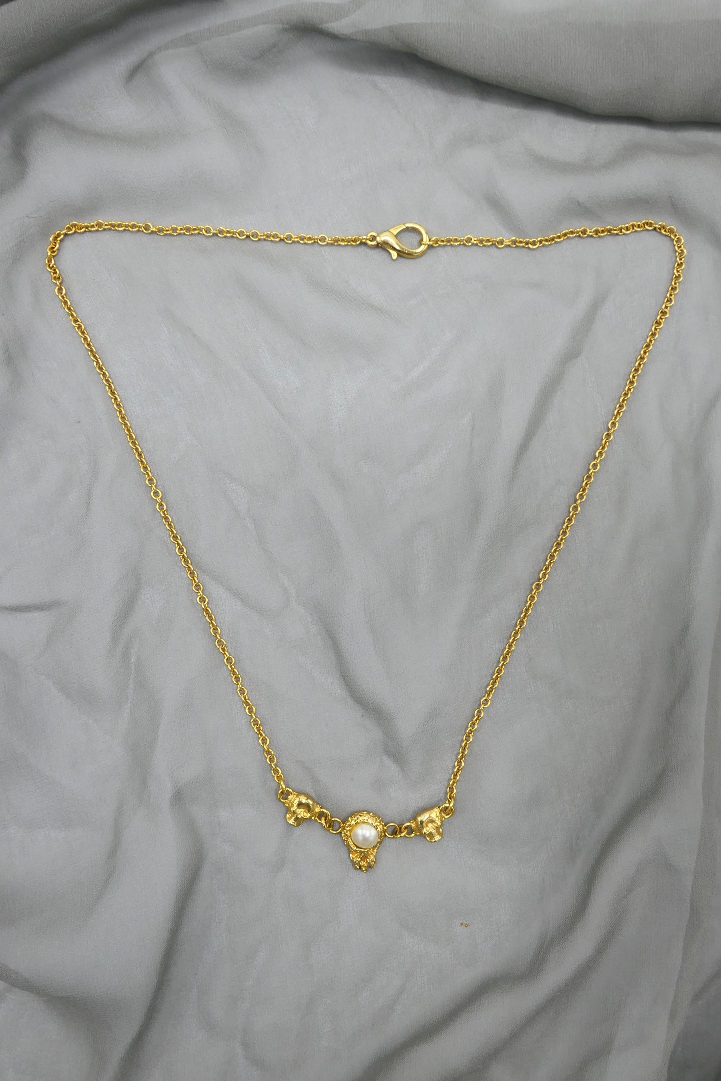 THE MOLTEN SKULL AND PEARL NECKLACE (GOLD)