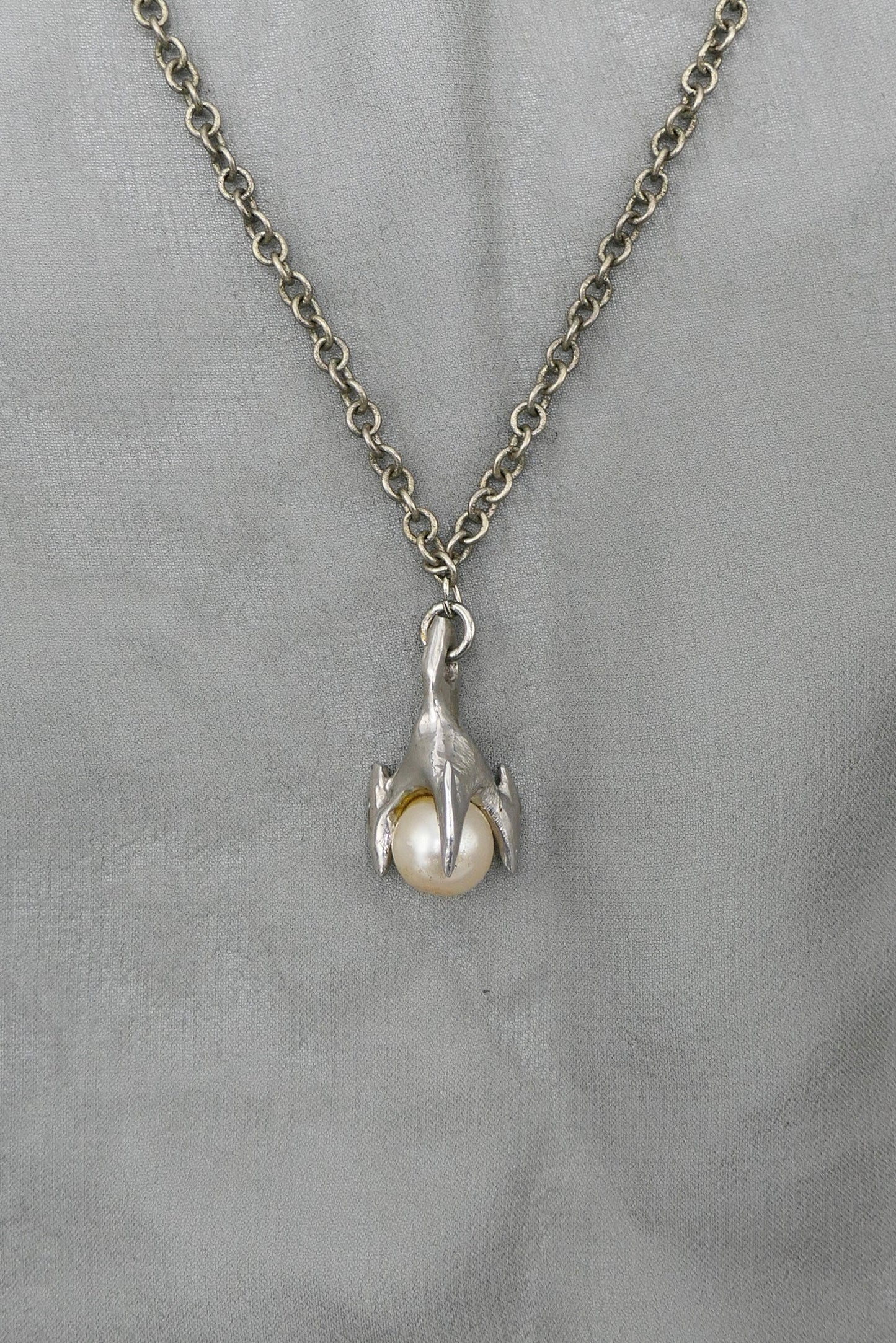 THE CLAW & PEARL NECKLACE (SILVER)