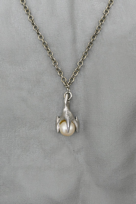 THE CLAW & PEARL NECKLACE (SILVER)