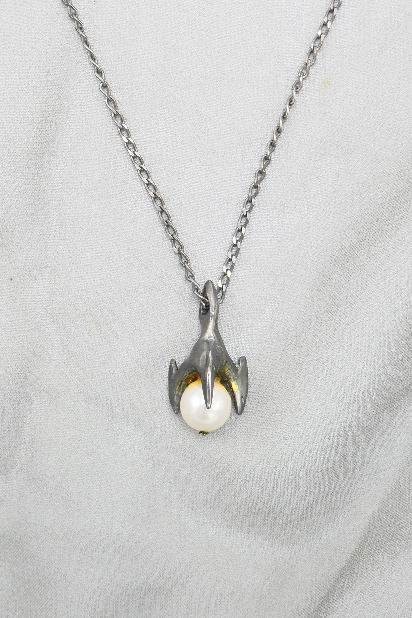 THE CLAW & PEARL NECKLACE (GUNMETAL)