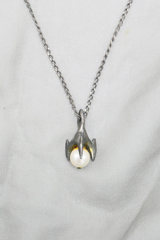 THE CLAW & PEARL NECKLACE (GUNMETAL)