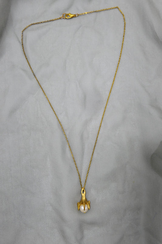 THE CLAW & PEARL NECKLACE (GOLD]