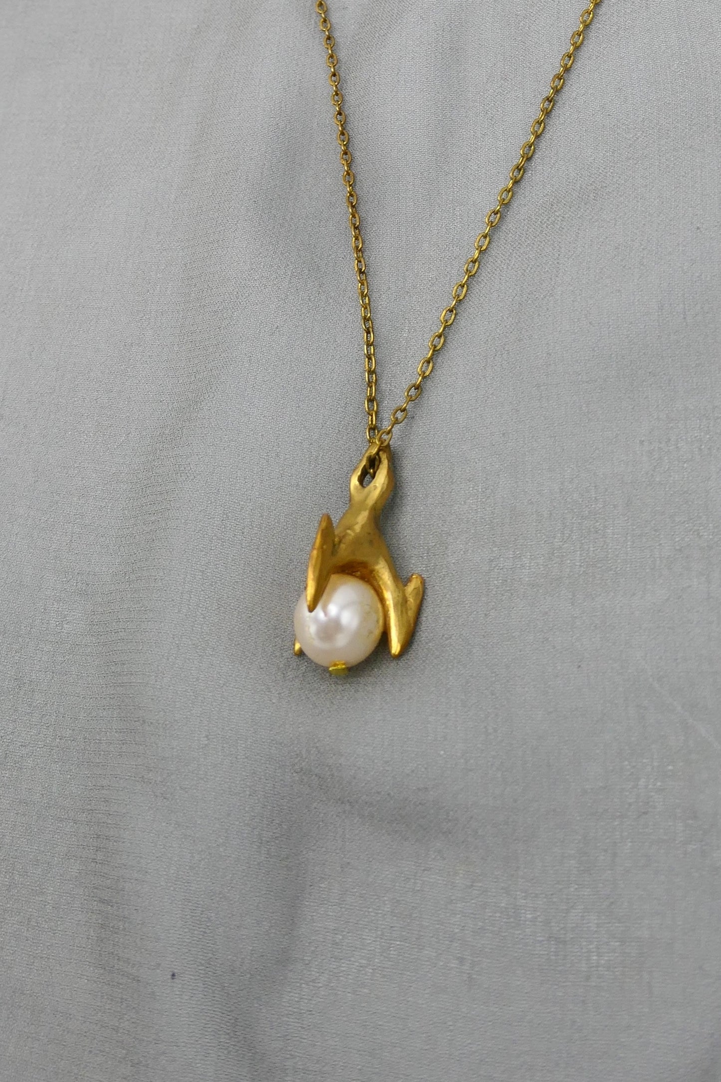 THE CLAW & PEARL NECKLACE (GOLD]